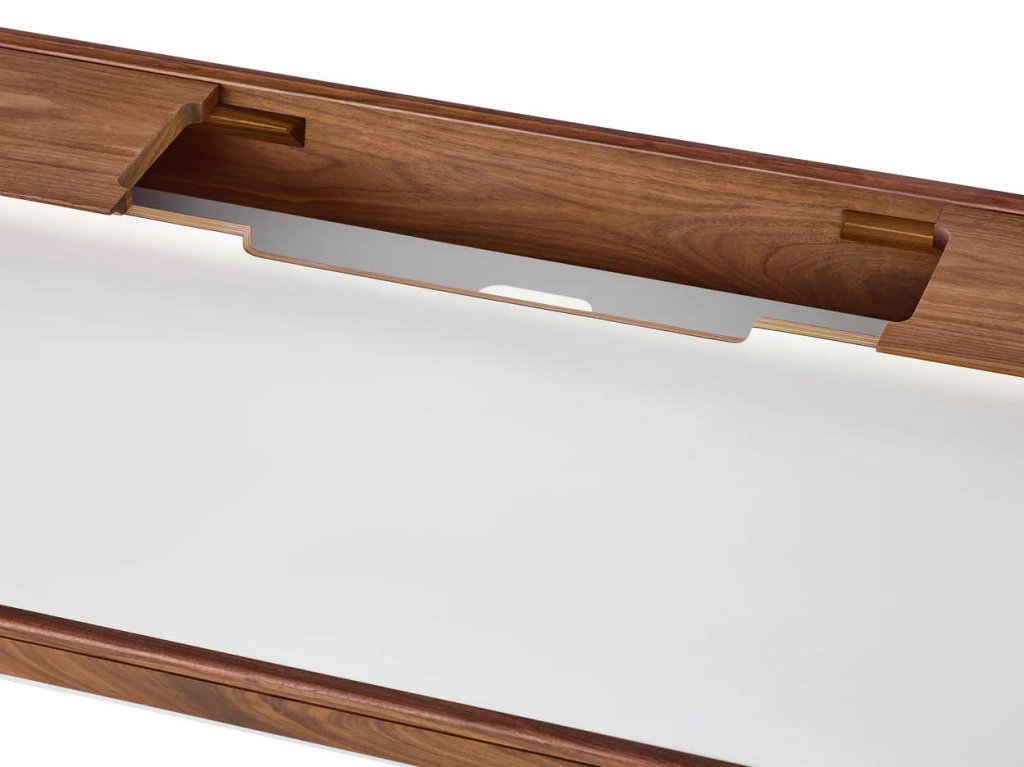 Съёмные крышки и скрытая прокладка кабелей в столе Herman Miller Airia Desk