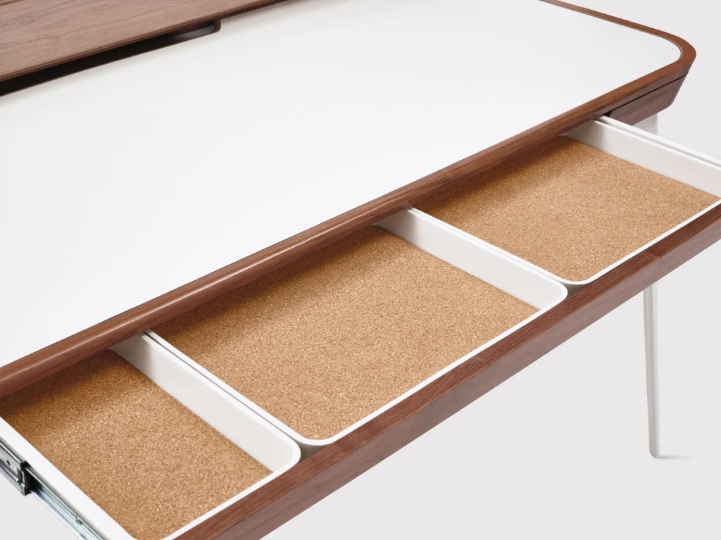 Центральный ящик Herman Miller Airia Desk с тремя съёмными пробковыми органайзерами